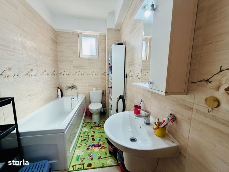 Apartament cu 3 camere decomandat în Roșu