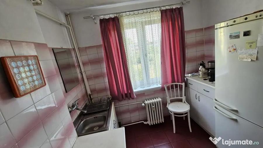 Apartament cu 3 camere semidecomandat în Cina