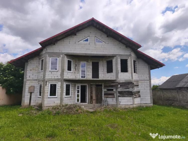 Casă cu 2 camere cu Teren 4400 Mp în Central