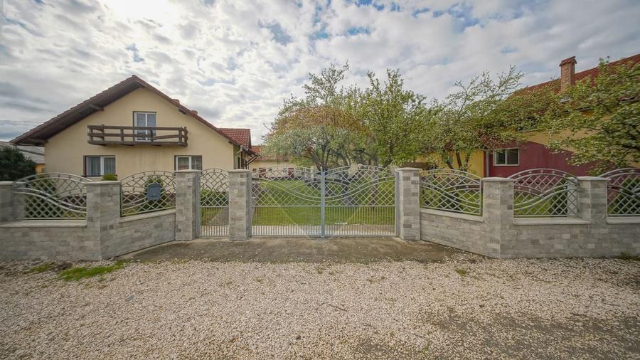 Casă individuală cu 5 camere cu Teren 2633 Mp în Periferie