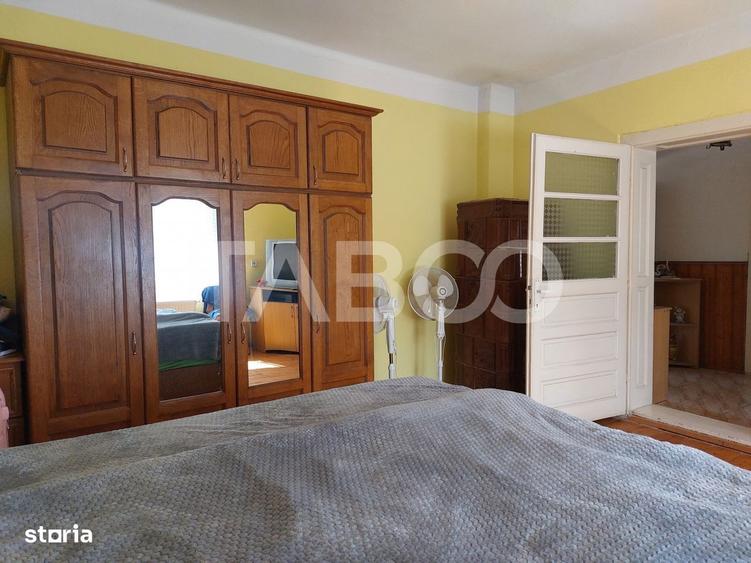 Casă cu 3 camere decomandat în Prislop