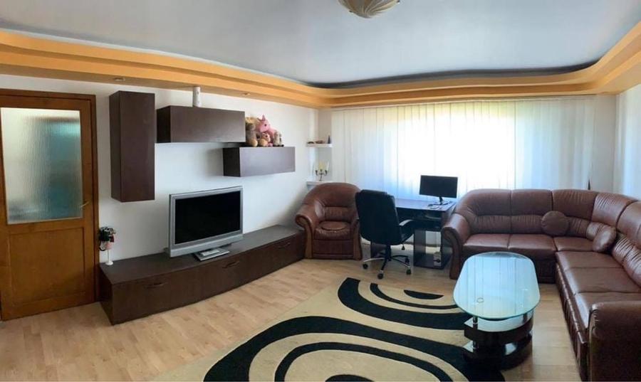 Apartament cu 3 camere semidecomandat în Central