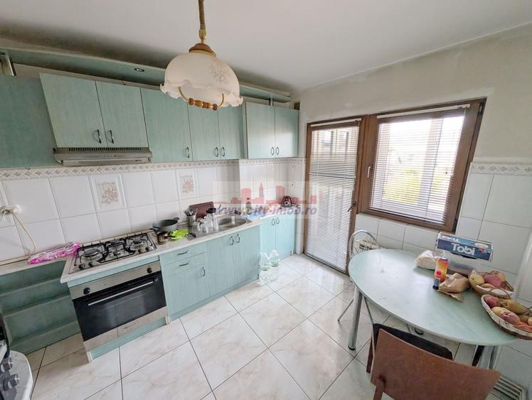 Apartament cu 4 camere semidecomandat, mobilat în Central
