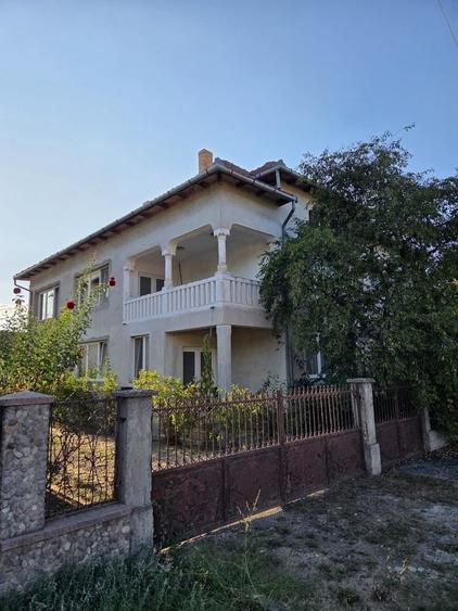 Casă cu 4 camere în Gurahonț