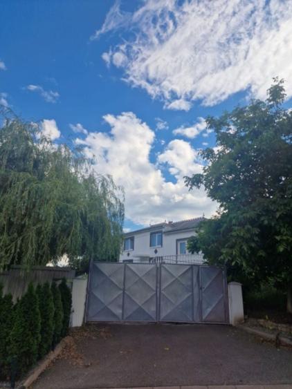 Casă individuală cu 6 camere cu Canalizare în Est
