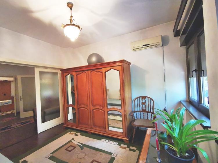 Apartament cu 4 camere semidecomandat în P-ța Rosetti