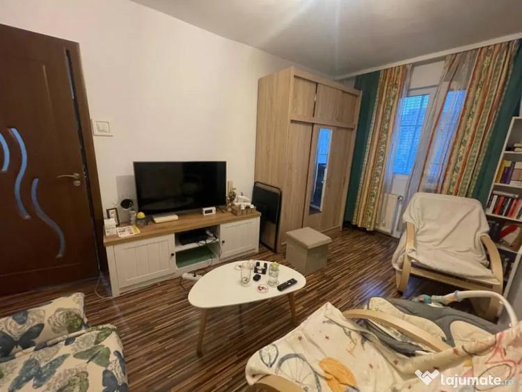 Apartament cu 3 camere semidecomandat în Craiovița Nouă