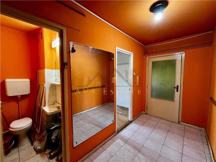 Apartament cu 4 camere semidecomandat în Punctele Cardinale
