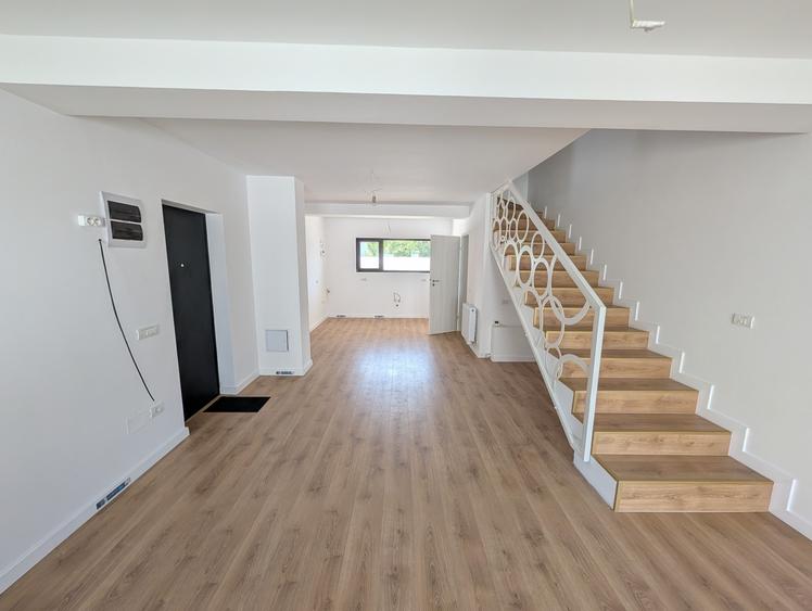 Casă individuală cu 4 camere cu Teren 100 Mp în Tunari