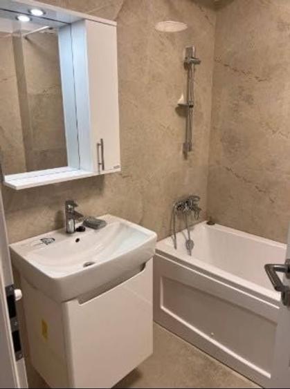 Apartament cu 3 camere decomandat în Parcul Carol