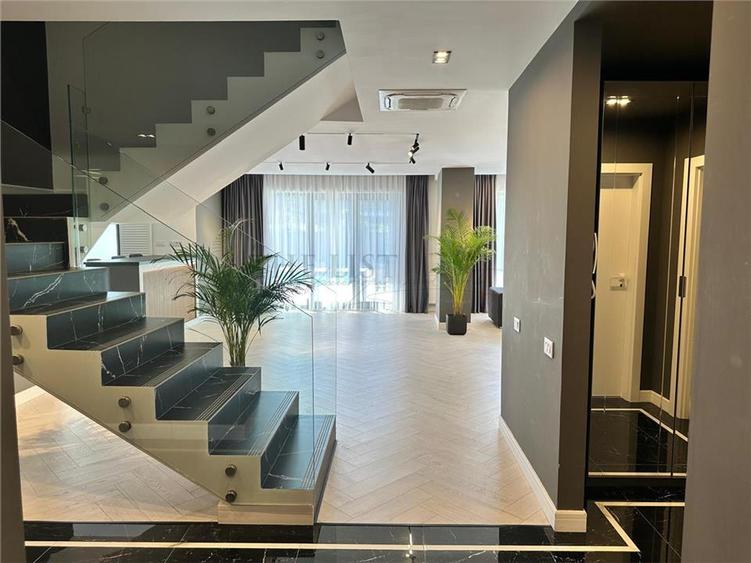Duplex cu 9 camere cu Piscina în Pipera