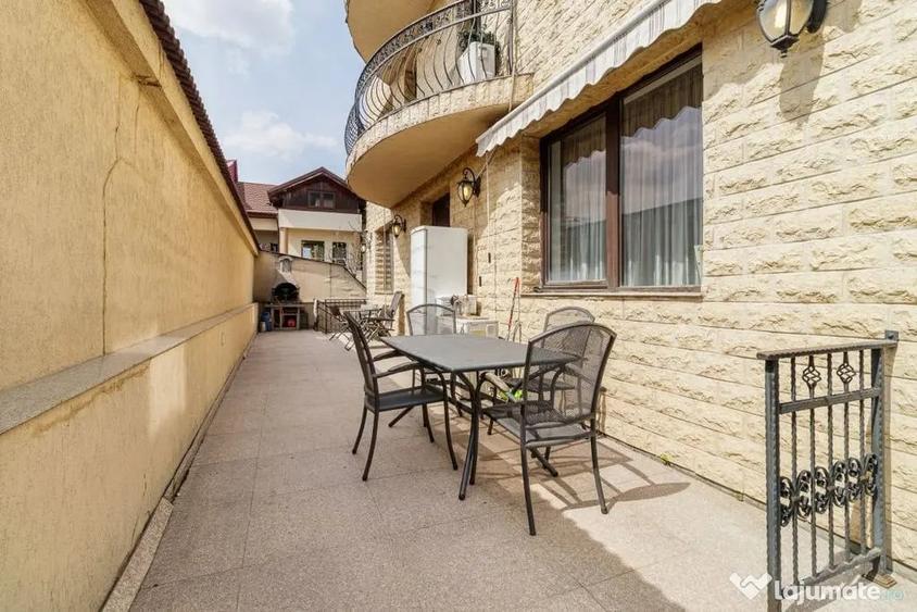 Casă cu 7 camere cu Teren 300 Mp în Central