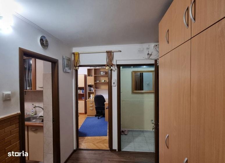 Apartament cu 3 camere decomandat în Nicolina