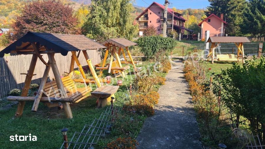 Casă cu 7 camere cu Teren 1500 Mp în Arefu