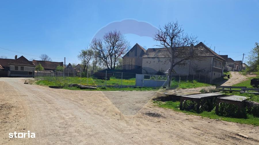 Teren de 980 mp, în Părău