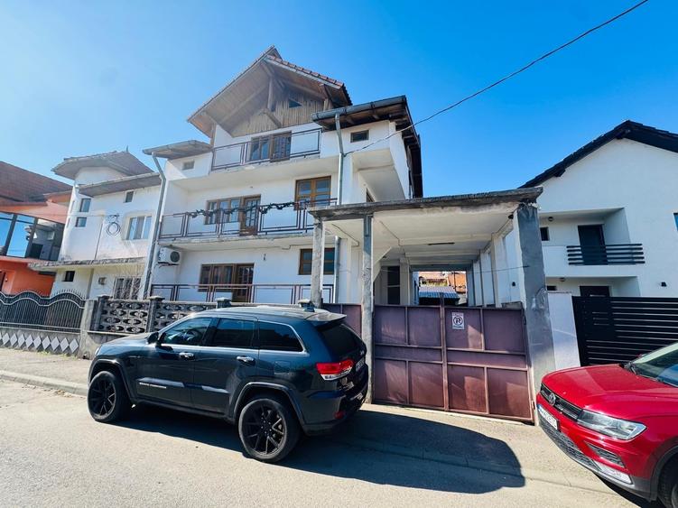 Casă individuală cu 8 camere cu Canalizare în Crihala