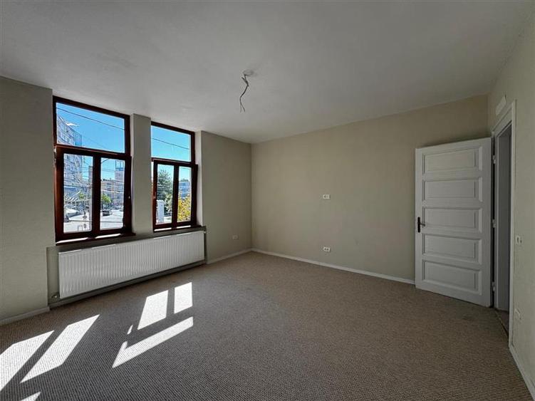 Apartament cu 3 camere decomandat, mobilat în Central