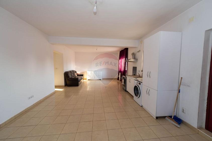 Casă individuală cu 9 camere cu Teren 400 Mp în Est