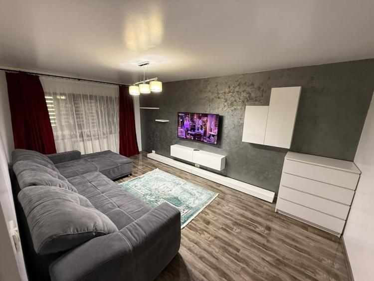 Apartament cu 3 camere decomandat, mobilat în E3
