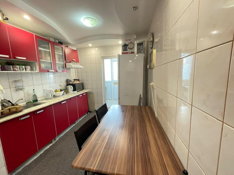Apartament cu 3 camere decomandat, mobilat în Baza 3