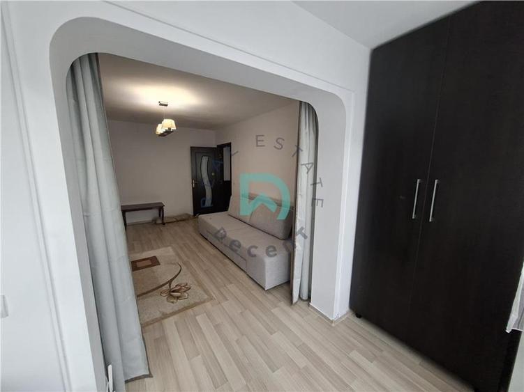 Apartament cu 3 camere semidecomandat în Tractorul
