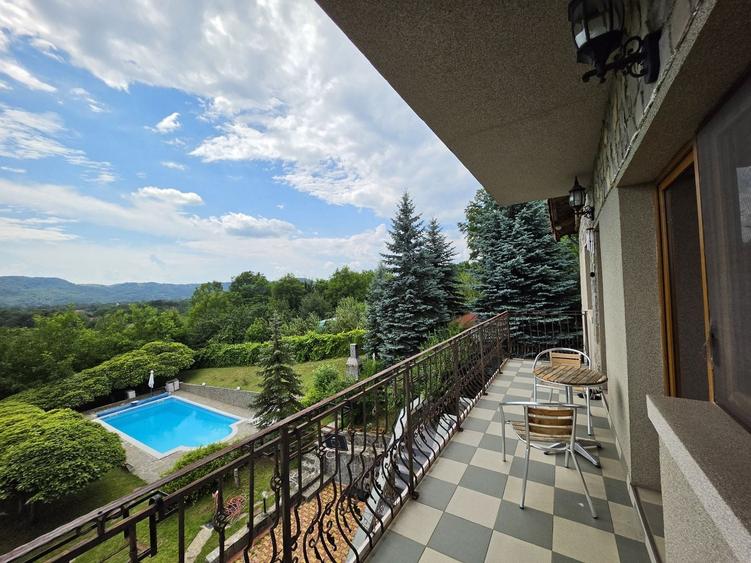 Casă individuală cu 9 camere cu Piscina în Cornu de Jos (Cornu)
