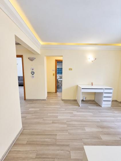 Apartament cu 4 camere decomandat în Casa de Cultură