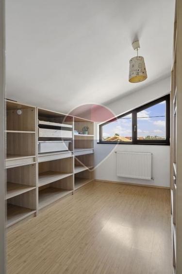 Casă individuală cu 6 camere cu Teren 572 Mp în Central