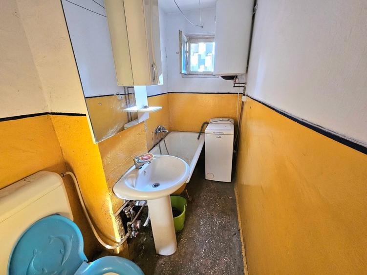 Apartament cu 3 camere semidecomandat în Moroasa 1
