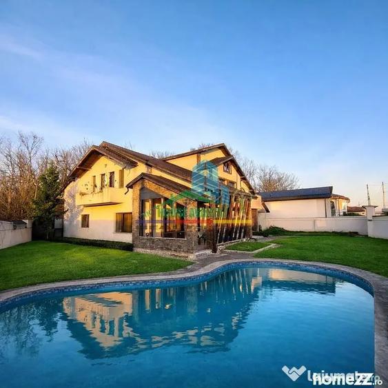 Casă cu 7 camere cu Teren 953 Mp în Central