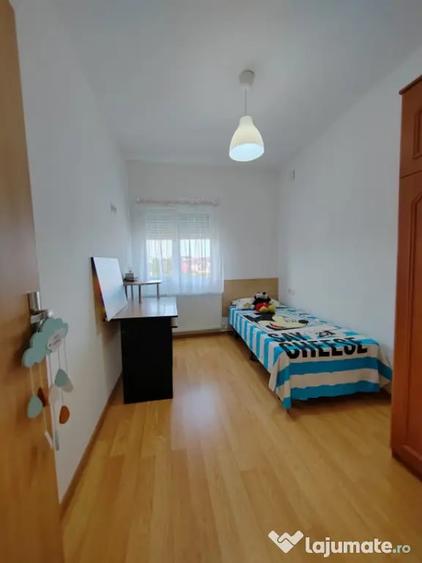 Casă cu 5 camere cu Teren 400 Mp în Bereasca