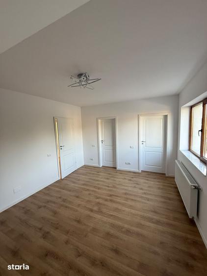 Casă cu 4 camere cu Teren 600 Mp în Glina