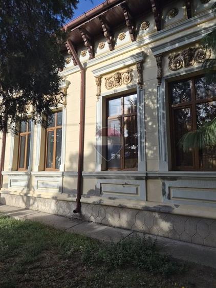 Casă individuală cu 21 camere cu Teren 966 Mp în Central