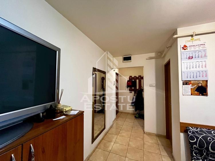 Apartament cu 3 camere semidecomandat, mobilat în Lipovei