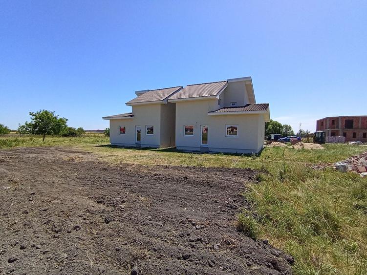 Duplex cu 4 camere cu Canalizare în Sânandrei