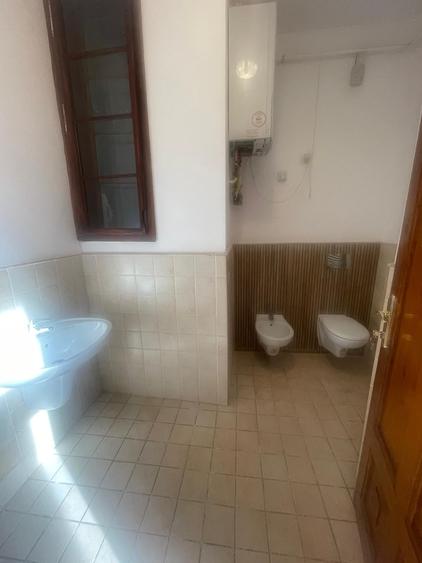 Apartament cu 4 camere decomandat, mobilat în P-ța Victoriei