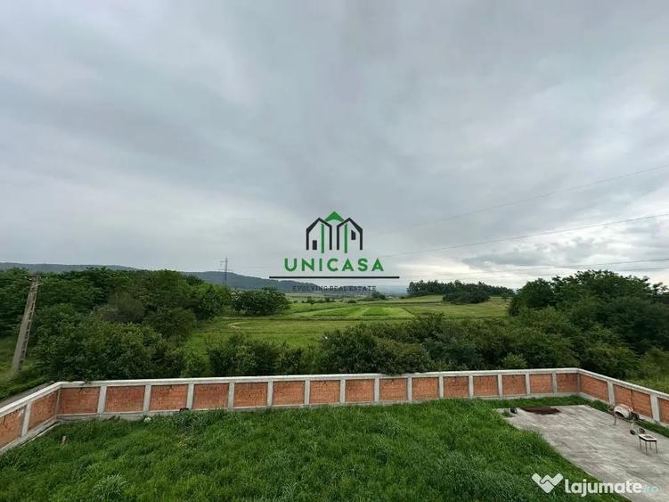 Casă cu 7 camere cu Teren 2000 Mp în Români