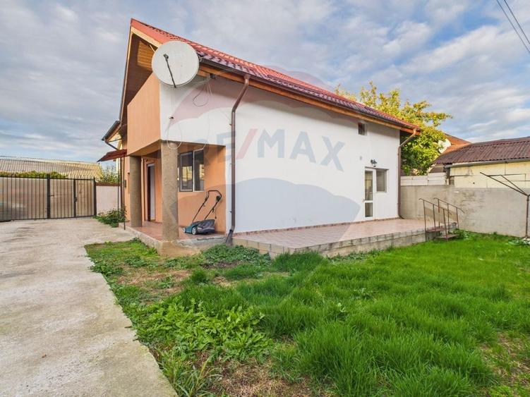 Casă individuală cu 6 camere cu Teren 252 Mp în Est
