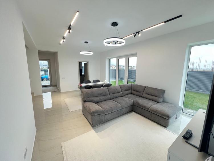 Duplex cu 3 camere cu Canalizare în Sânpetru