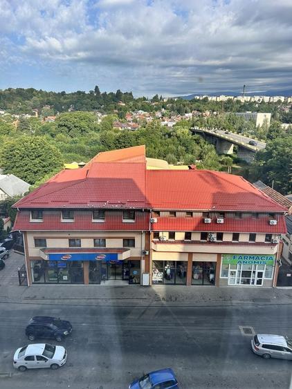 Apartament cu 3 camere decomandat în Pietroasa