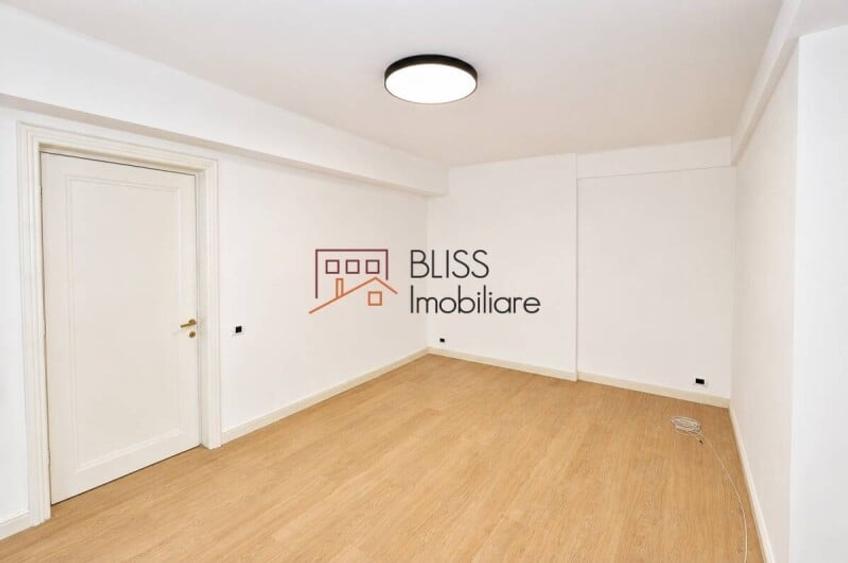Apartament cu 3 camere semidecomandat în Victoriei