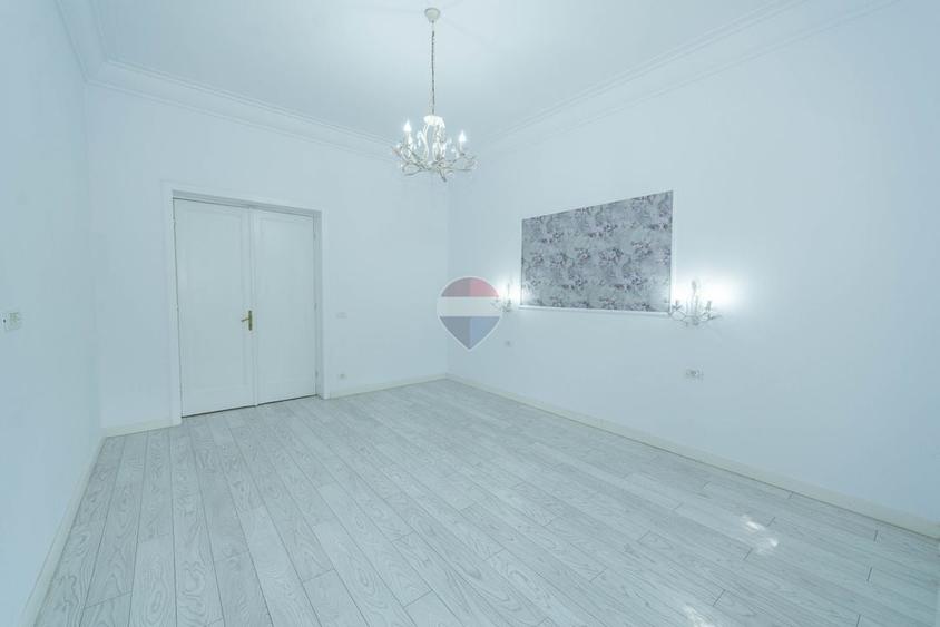 Apartament cu 5 camere decomandat, mobilat în P-ța Unirii