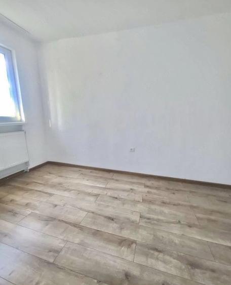 Apartament cu 3 camere semidecomandat în Mureșeni