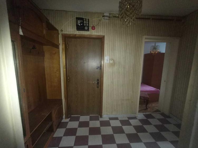 Apartament cu 3 camere semidecomandat în Central