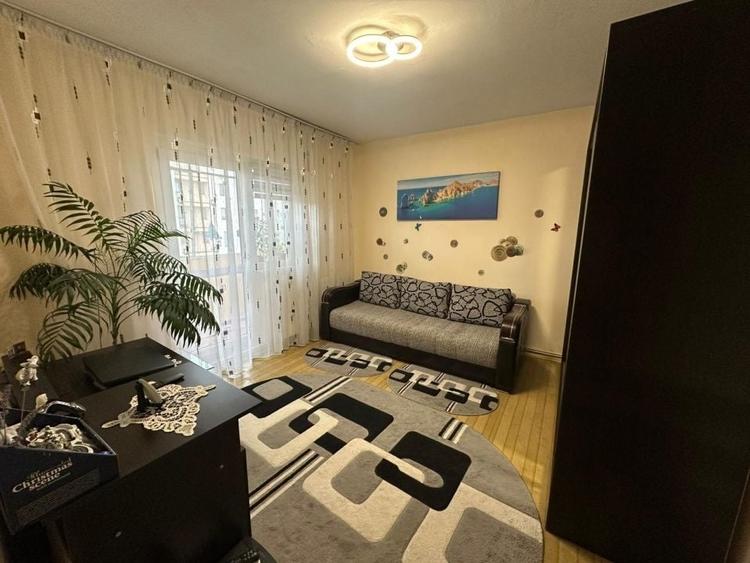Apartament cu 3 camere decomandat, mobilat în Cornitoiu