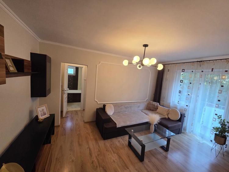 Apartament cu 3 camere semidecomandat în Rogerius