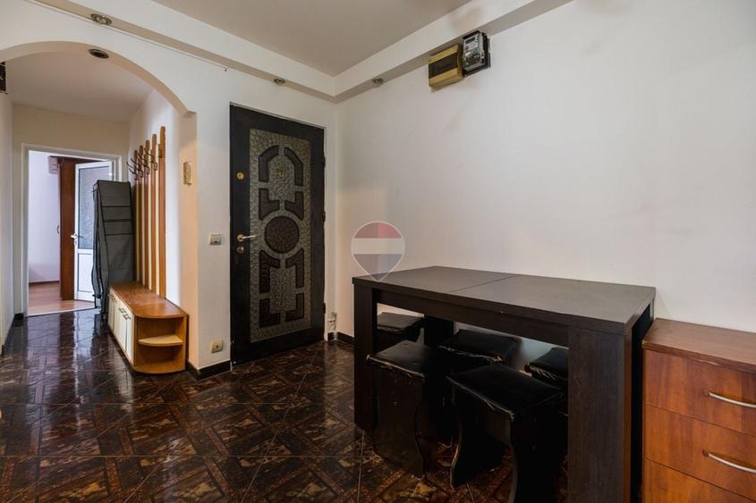 Apartament cu 3 camere decomandat în Central