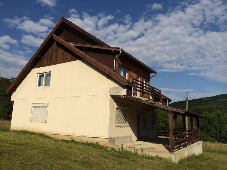 Casă individuală cu 4 camere cu Teren 10000 Mp în Araci