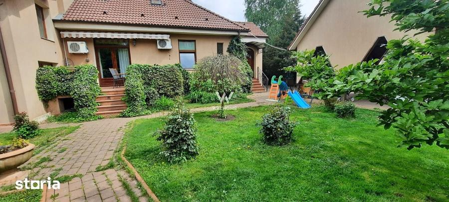 Casă cu 8 camere cu Teren 1000 Mp în Trei Stejari
