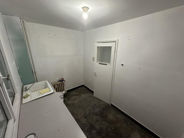 Apartament cu 3 camere semidecomandat în Berceni